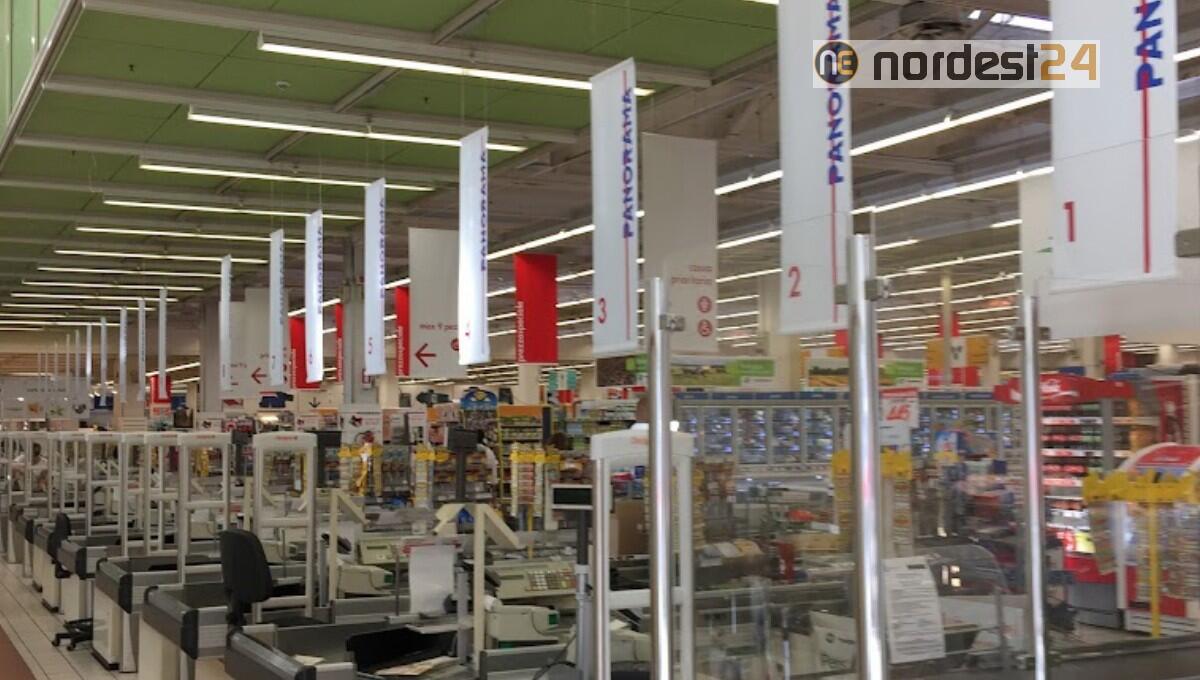 Al supermercato riempie il carrello, esce senza pagare e picchia un addetto - 