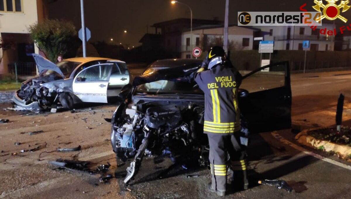Violento scontro frontale tra due auto: ferite le conducenti - 
