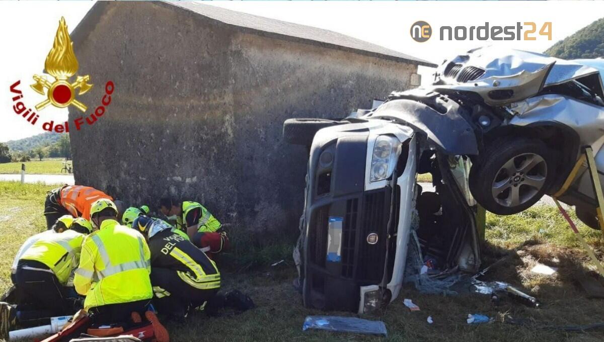 Due auto si scontrano e finiscono una sopra l'altra: un ferito - 