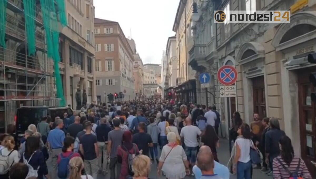 In migliaia a Trieste in corteo contro il Green pass - 