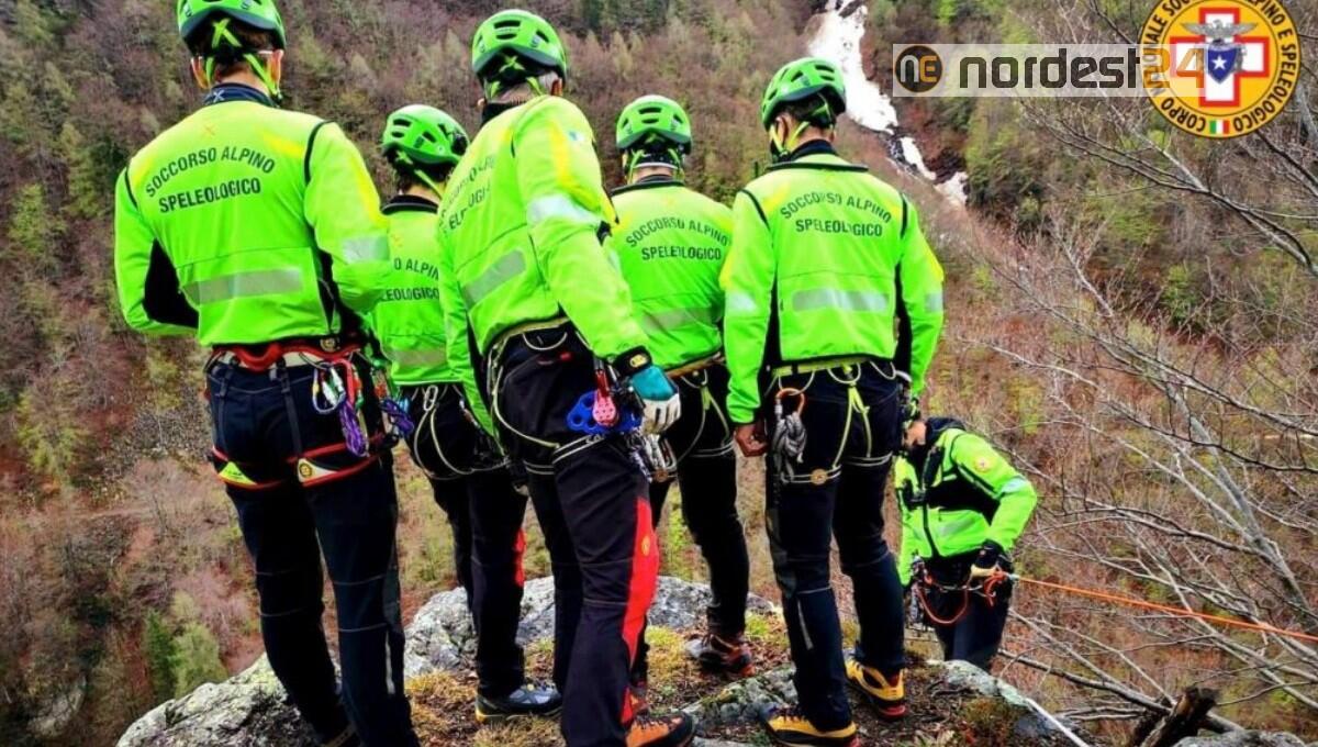 Parapendista precipita sul versante sud del Monte Raut davanti ad alcuni escursionisti - 