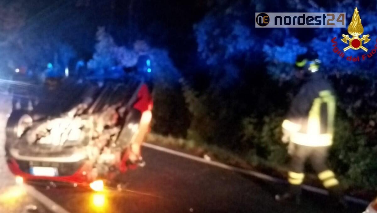 Trieste, auto si ribalta sulla SP1: ferito il conducente - 