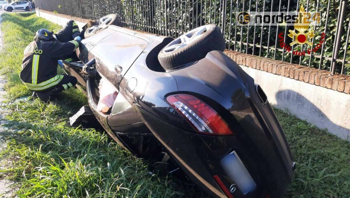 Perde il controllo dell'auto e finisce rovesciata in una canaletta: ferita una donna - 