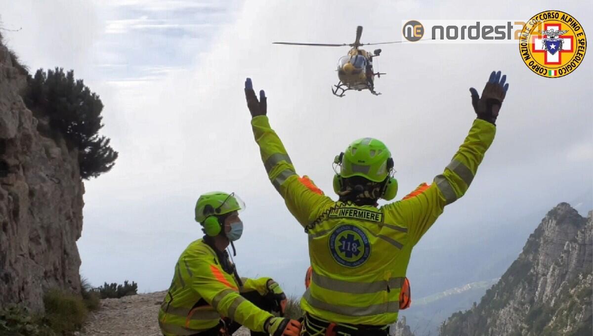 Escursionista si frattura il femore: recuperato con verricello ed elicottero - 