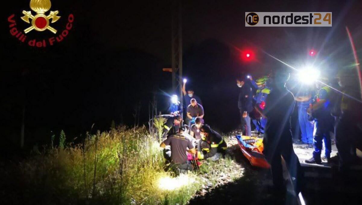 Scompare da casa a Sacile: persona anziana ritrovata stesa a bordo dei binari - 