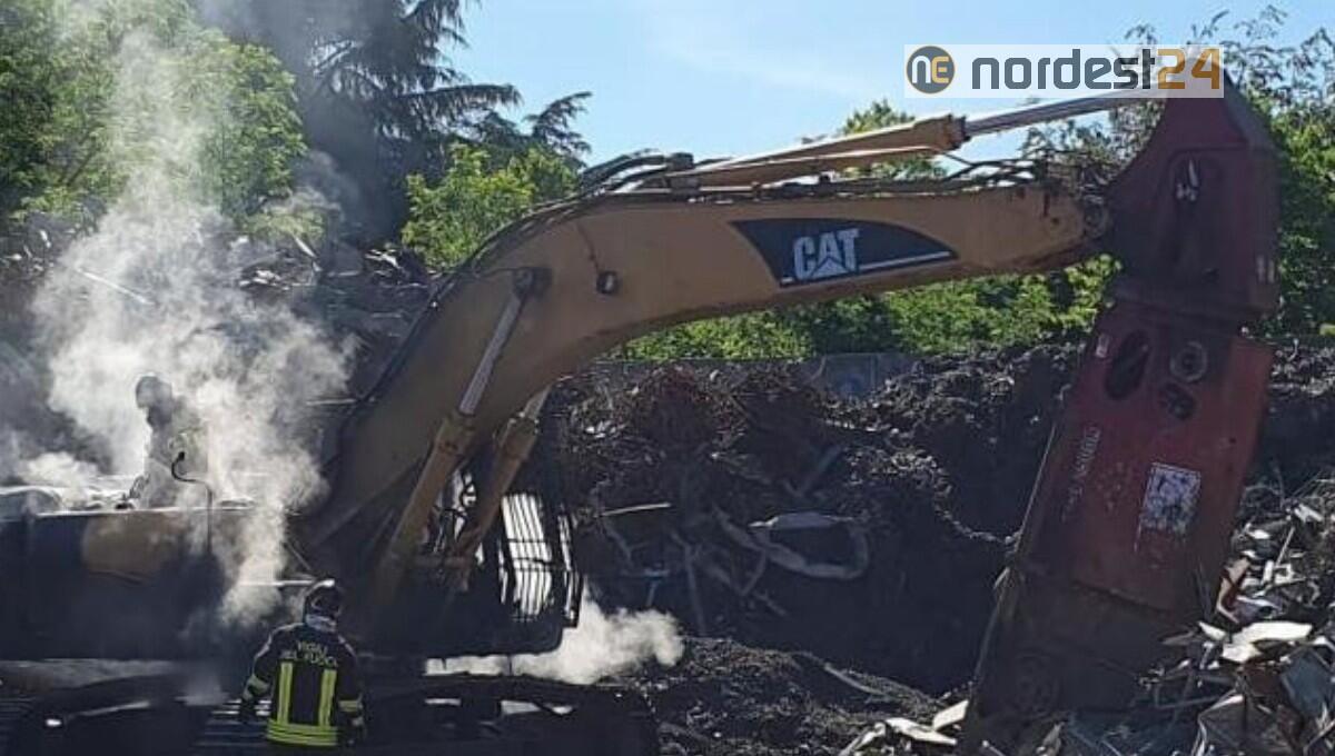 Pulfero, boscaiolo rimasto ferito all'interno dell'escavatore - 