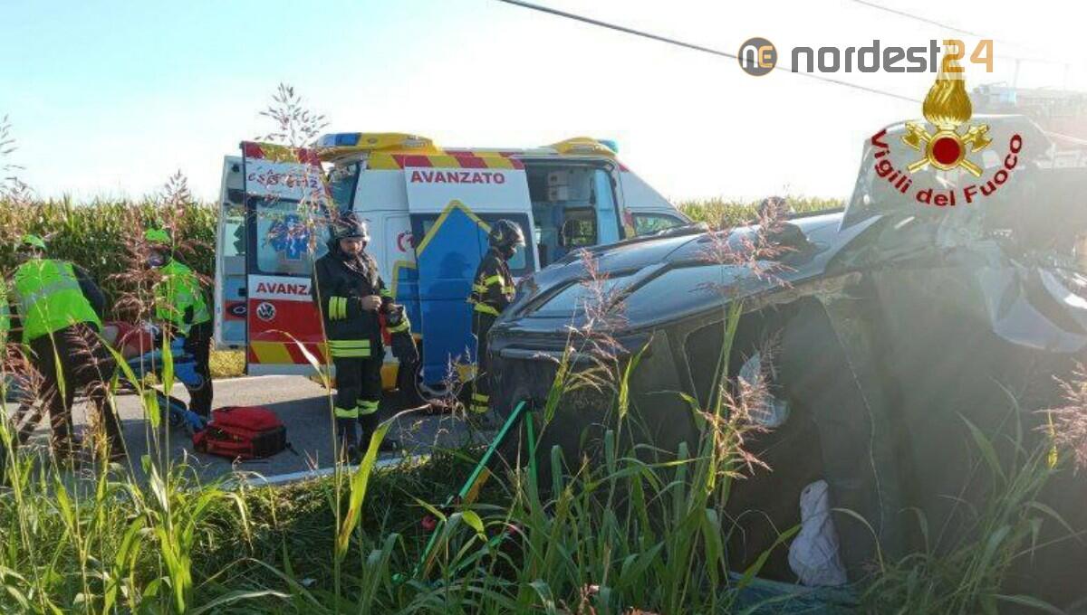 Schianto contro un palo della luce, si ribalta, scintille dai cavi elettrici - 