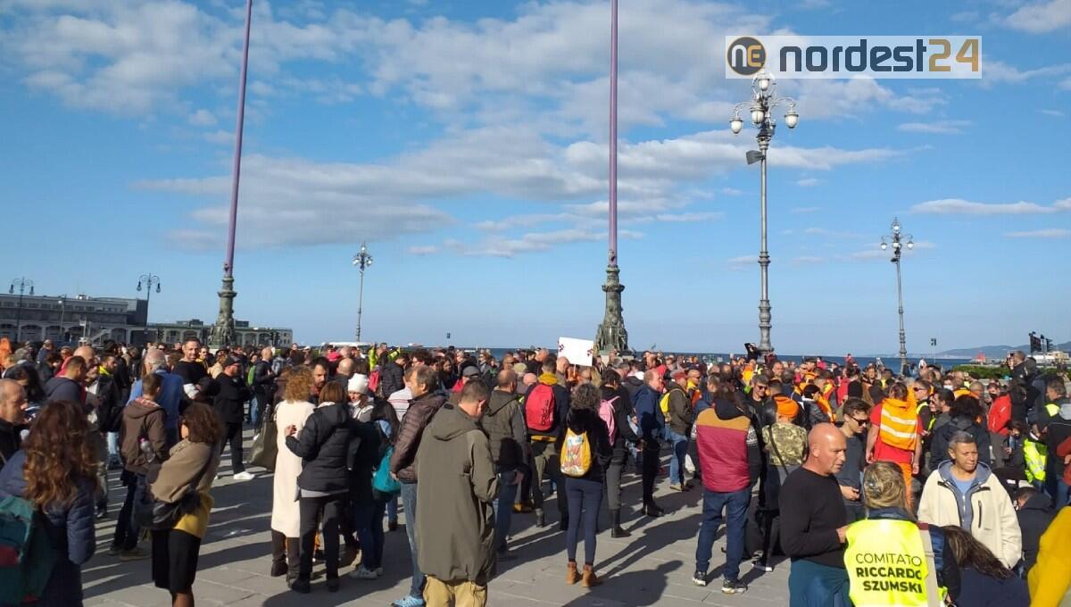 Patuanelli dopo incontro con 'No pass': "Riferirò in Cdm, no a violenze" - 