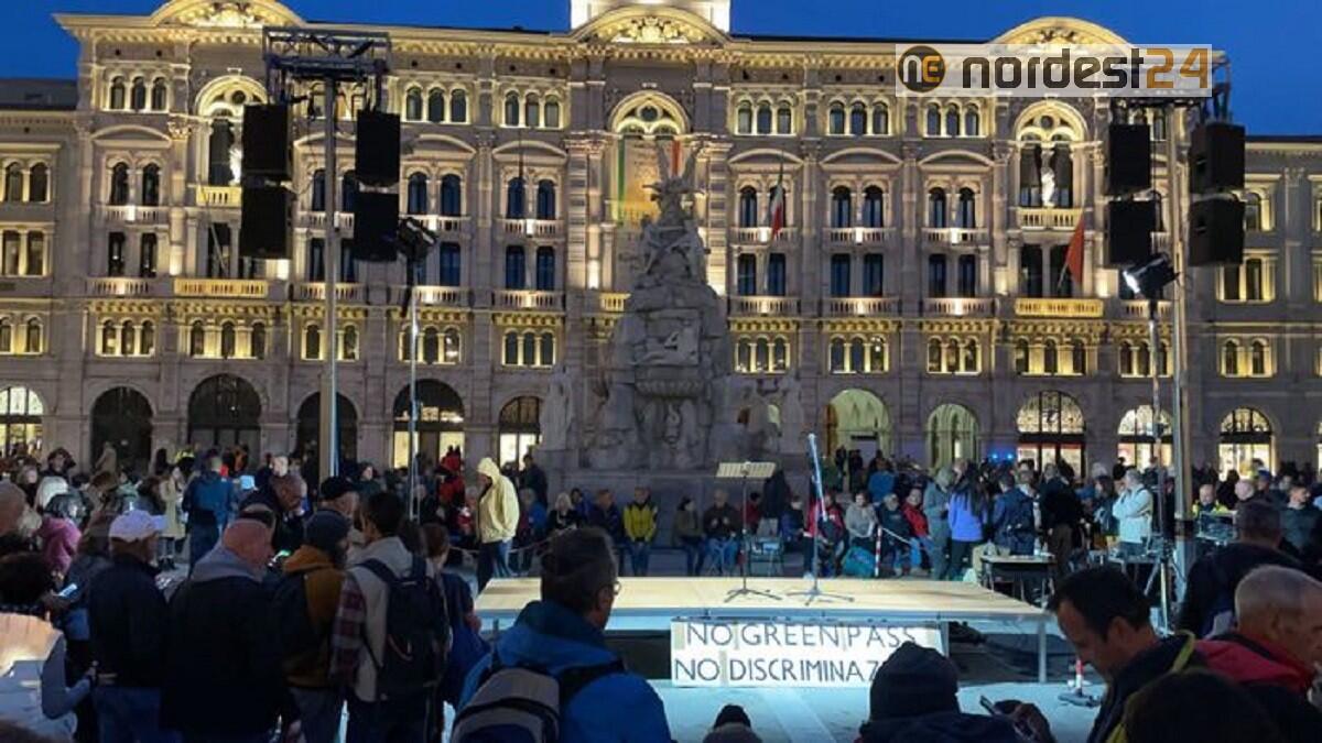 Green pass: manifestanti montano palco e luci in piazza Unità a Trieste - 