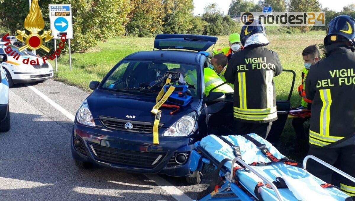 Scontro tra auto e microcar a Porcia: estratto anziano dalle lamiere - 