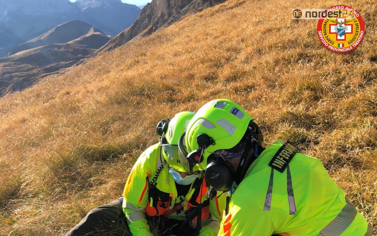 Pilota di parapendio precipita in Val di Fassa: elitrasportato all'ospedale - 