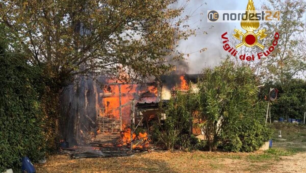 Incendio di una baracca adibita a legnaia e ricovero attrezzi: nessun ferito - 