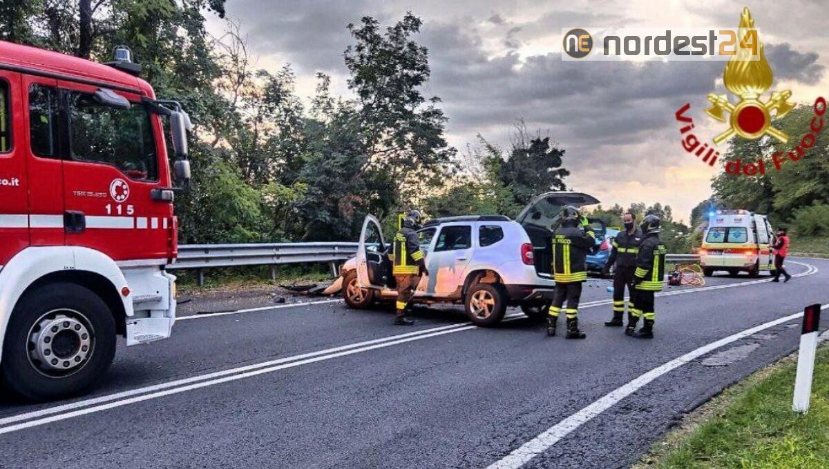 Scontro tra due auto: donna incastrata tra le lamiere - 