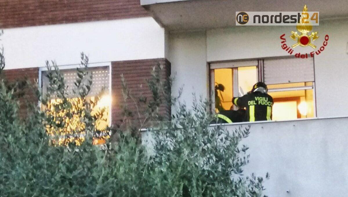 Anziano cade in casa e rimane bloccato a terra: soccorso dai pompieri - 
