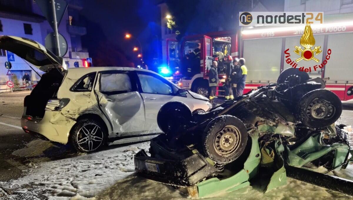Scontro tra due auto, la Panda si rovescia: 2 feriti - 