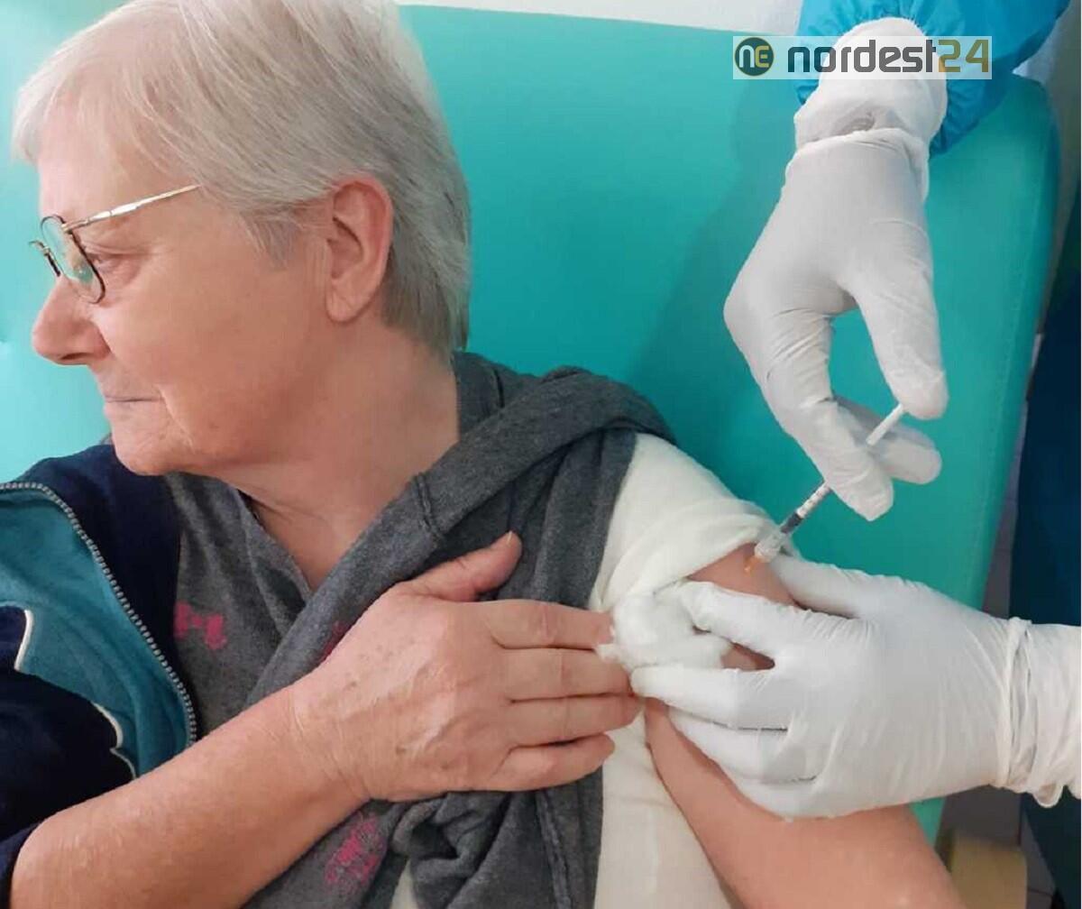 Bovolenta, terza dose del vaccino anti-covid agli ospiti della Rsa “San Gabriele”. Tra questi ci sono anche le nonne Eleonora e Norma, entrambe di 100 anni - 
