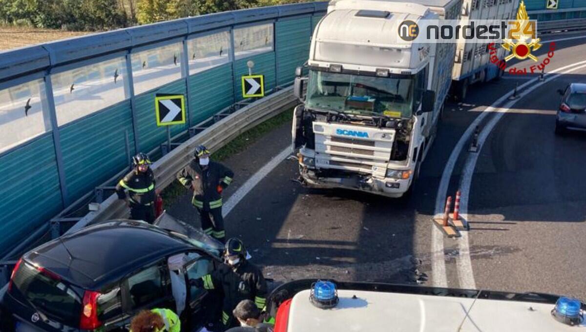 Scontro frontale in tangenziale tra auto e camion: un morto - 