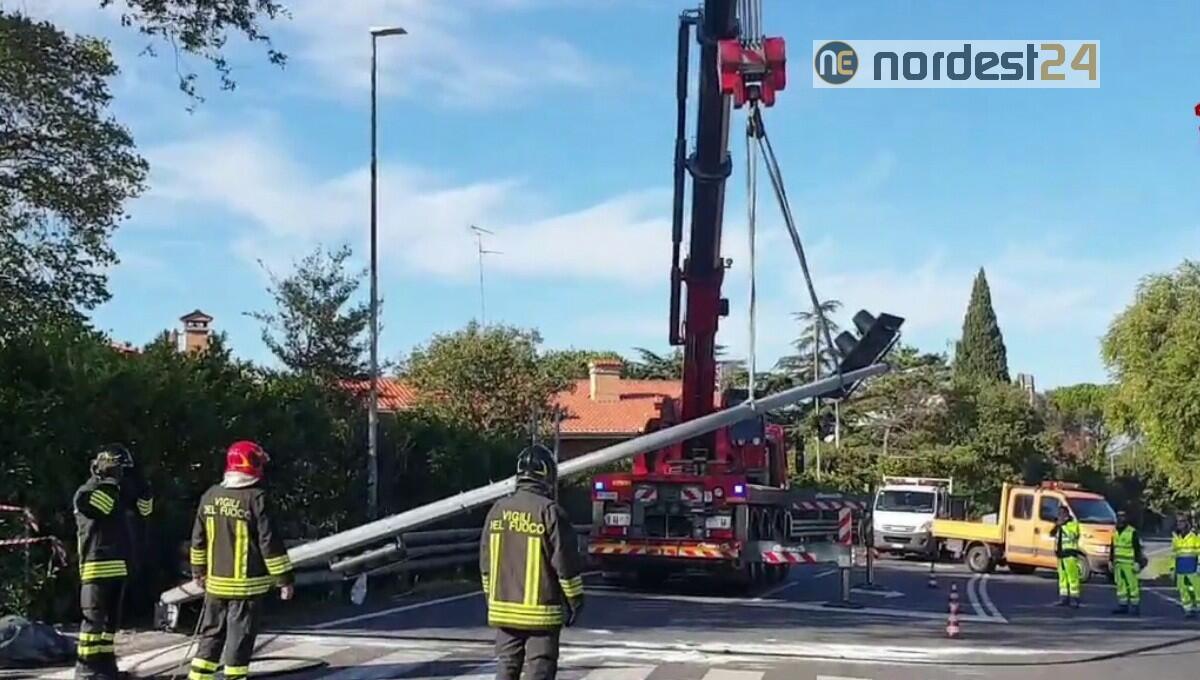 Si schianta contro il palo semaforico sulla SR14: ferita 29enne - 