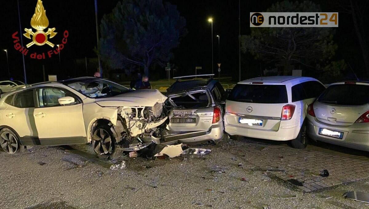 Sbanda e finisce al parcheggio del supermercato contro 4 auto - 