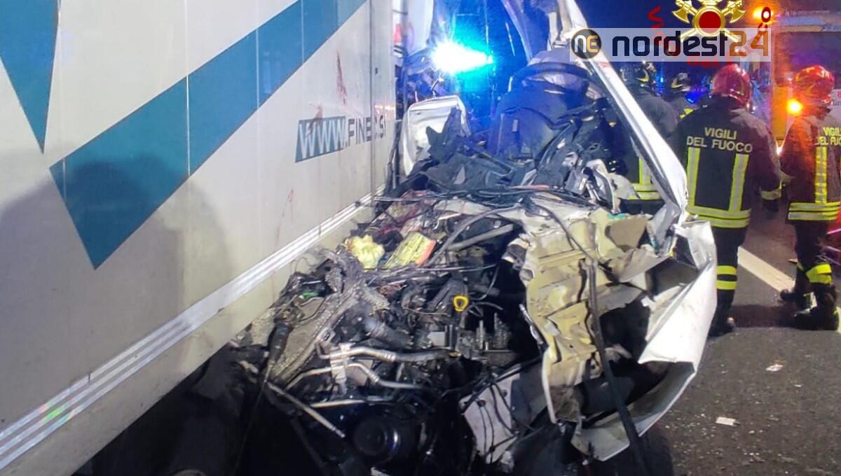 Tragedia in A4, furgone tampona mezzo pesante: un morto e un ferito grave - 