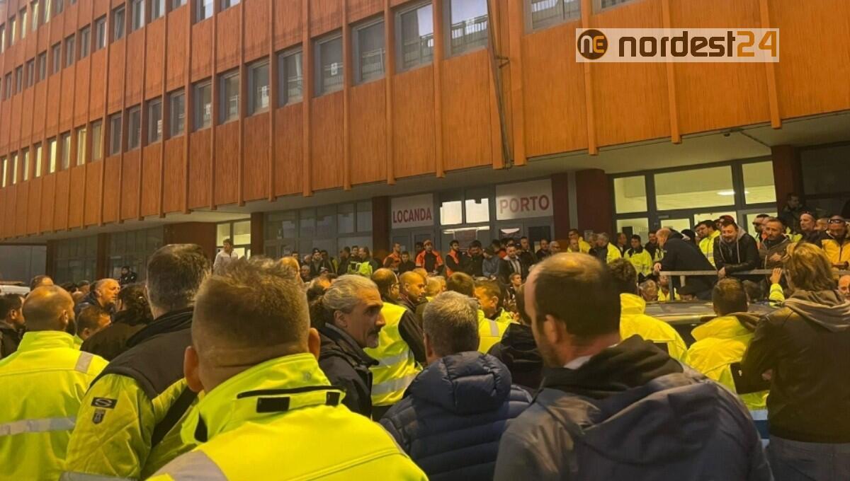 Green pass obbligatorio per i lavoratori, a Trieste presidio dei portuali - 