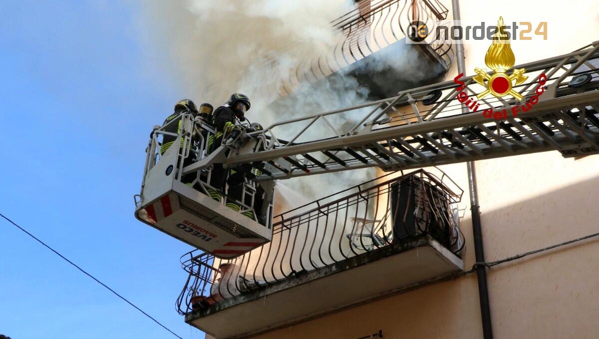 Incendio in appartamento al 2° piano di una palazzina - 