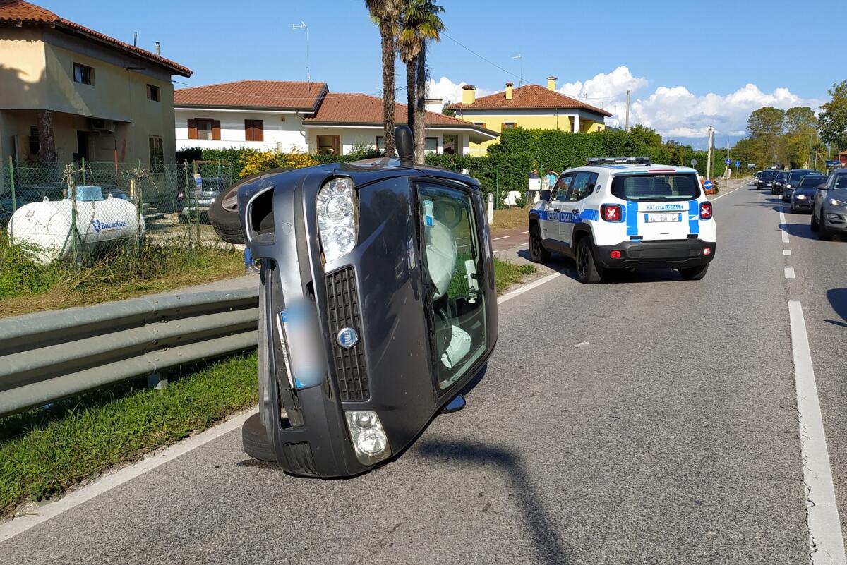 Incidente a Pozzuolo del Friuli: sbanda con l'auto e si ribalta sul fianco - 