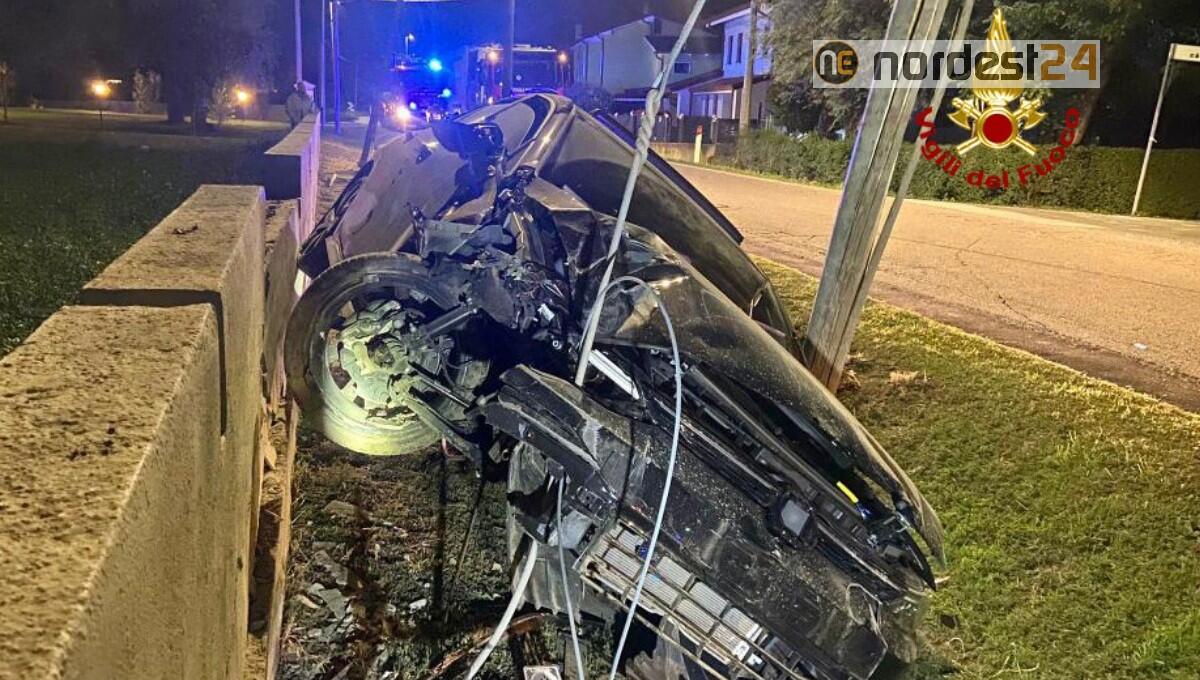 Sbanda, l'auto finisce nel fossato: due feriti - 
