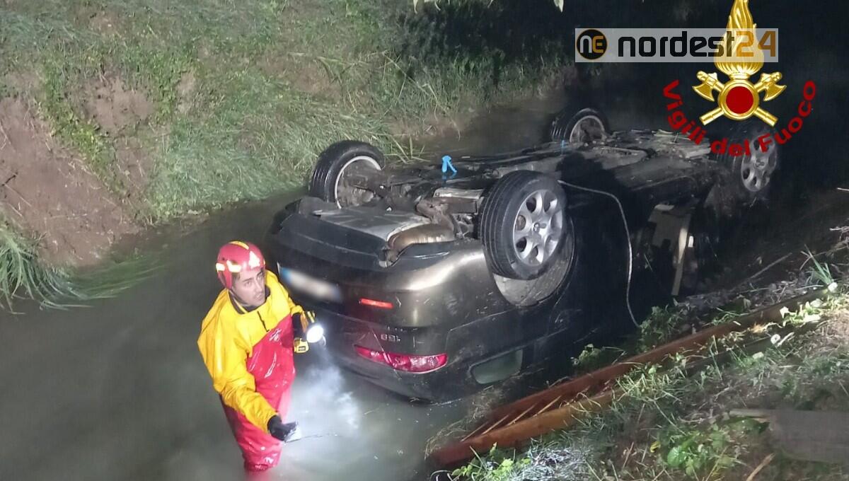 Auto rovesciata in un canale, del conducente nessuna traccia - 