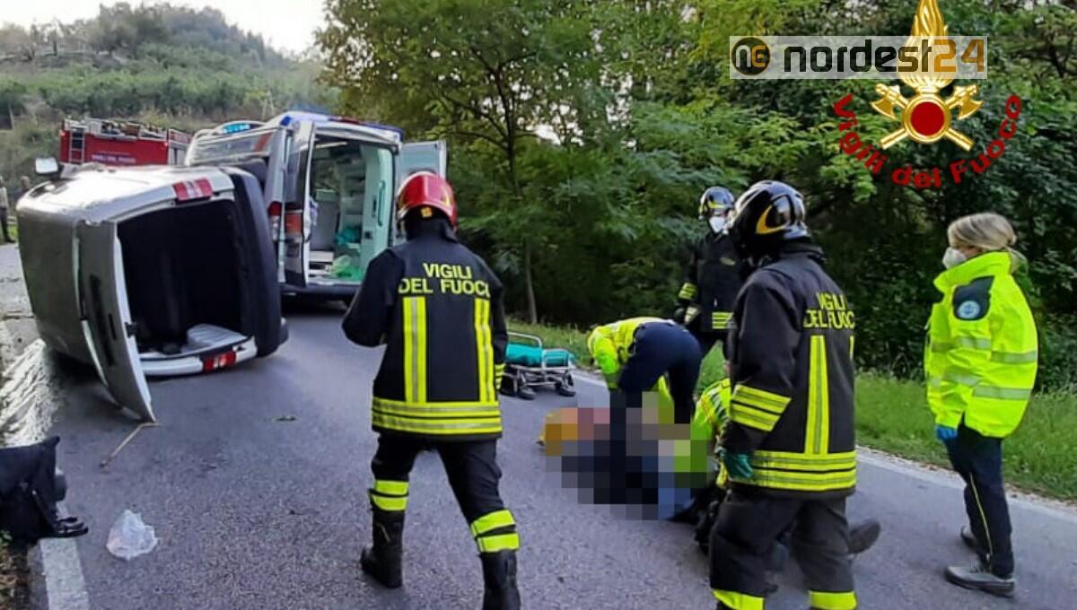 Si ribalta con l'auto: grave il conducente, morto il suo cane barboncino - 