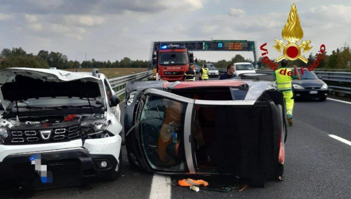 Tamponamento tra due auto in A28, una si rovescia più volte - 