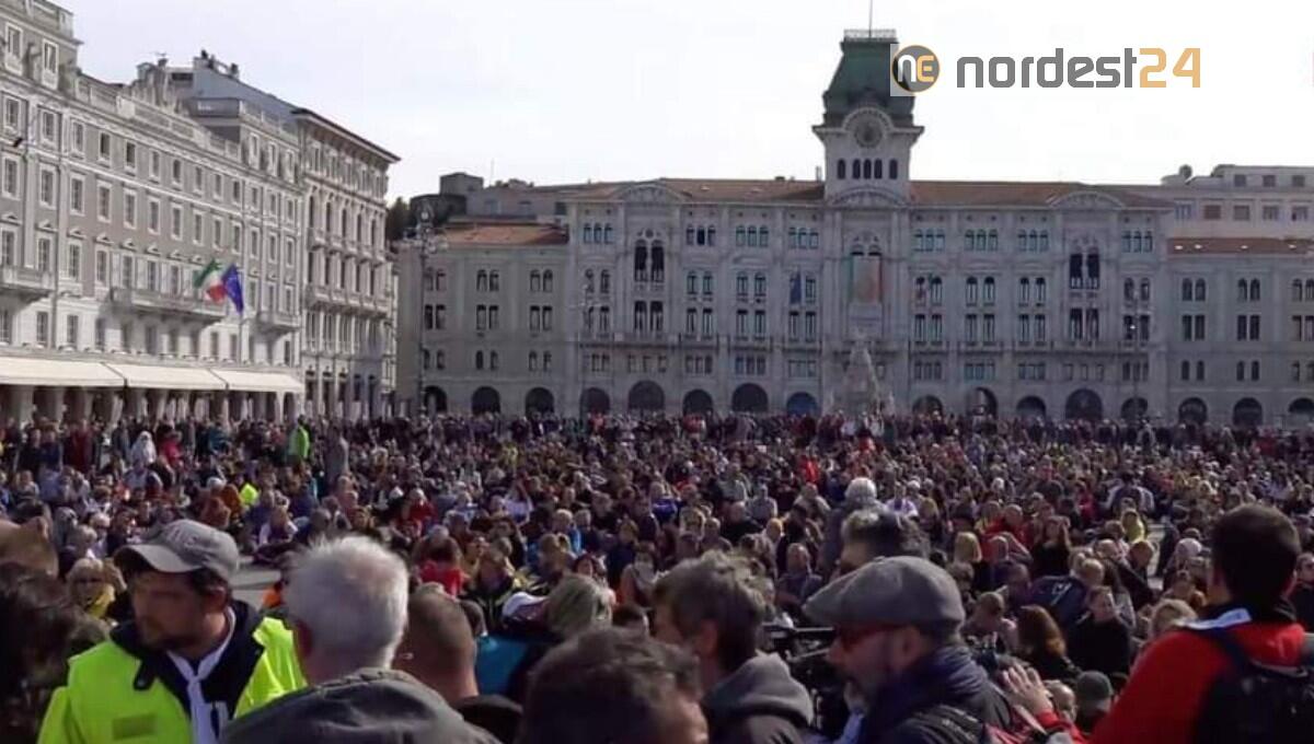 Green pass, a Trieste migliaia i manifestanti in piazza Unità - 