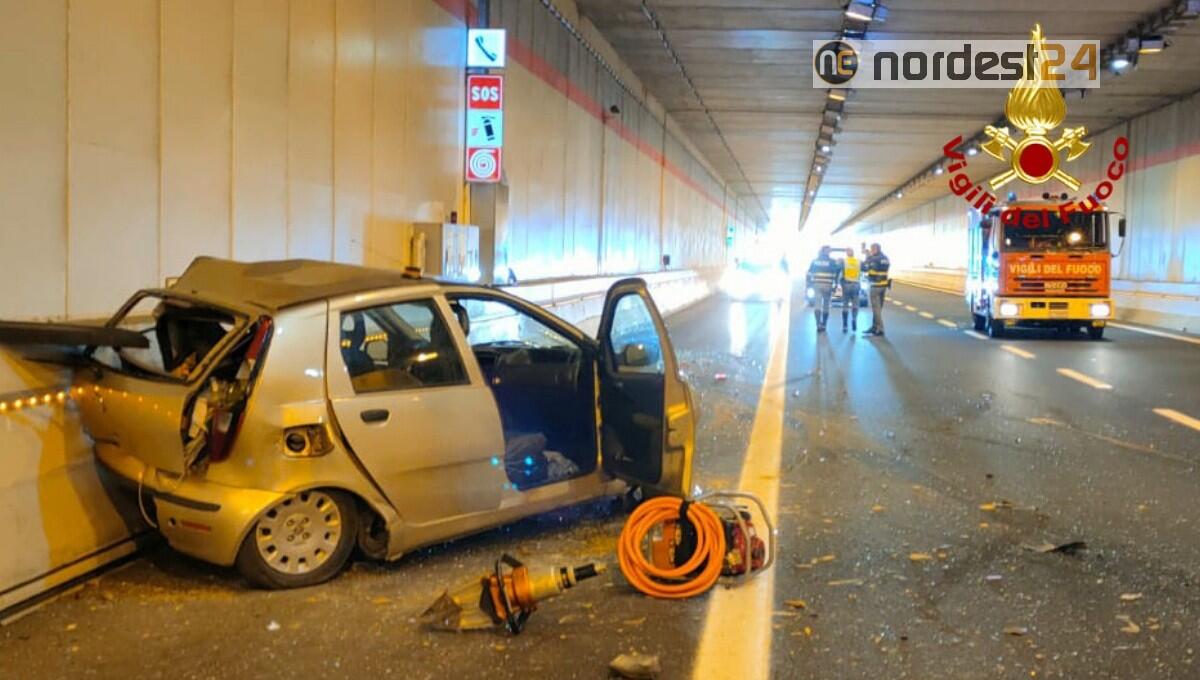 Tampona un'auto ferma in galleria ed investe un operaio: gravissimo - 