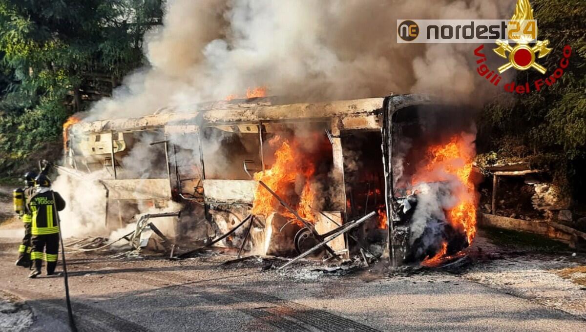 Il pullman va in fiamme, l'autista salva 15 studenti - 