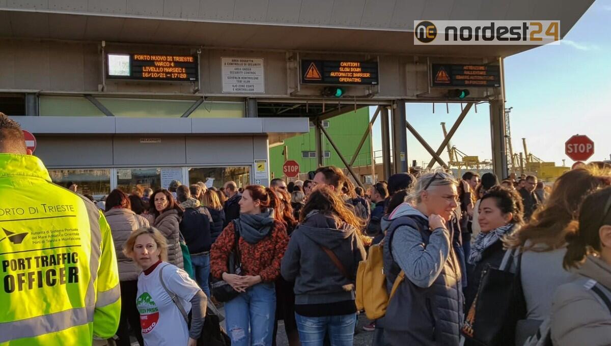 Green pass, terzo giorno di proteste al Varco 4 a Trieste - 