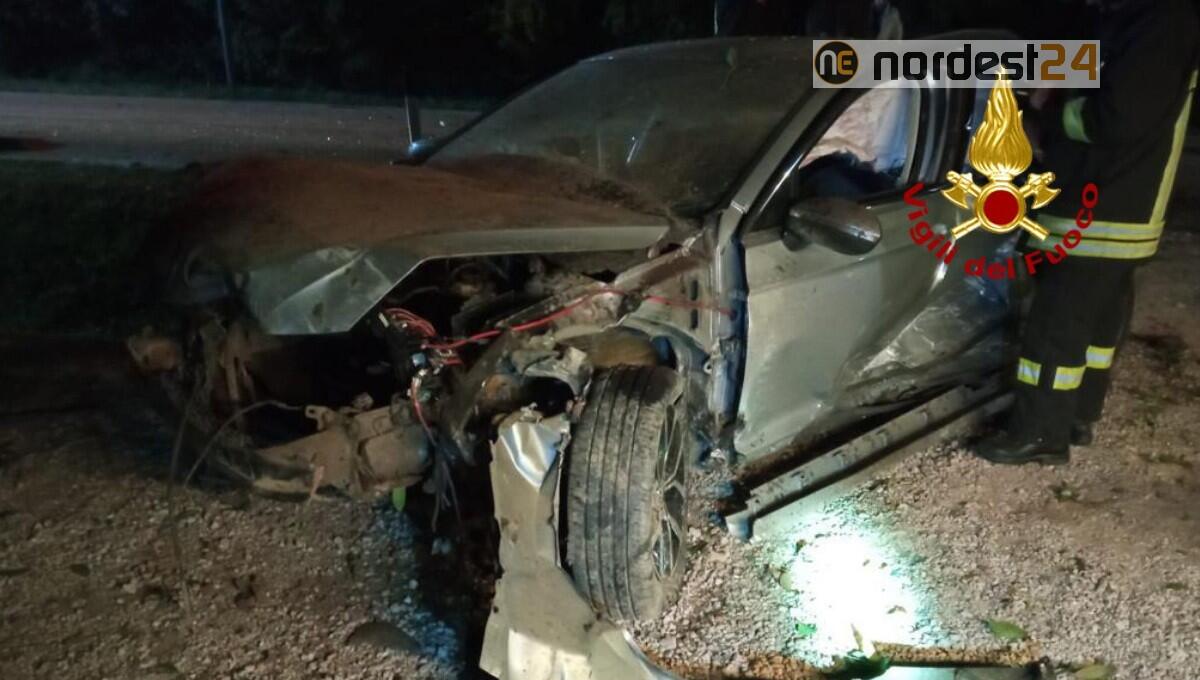 Auto finisce fuori strada: gli occupanti rimangono incastrati - 