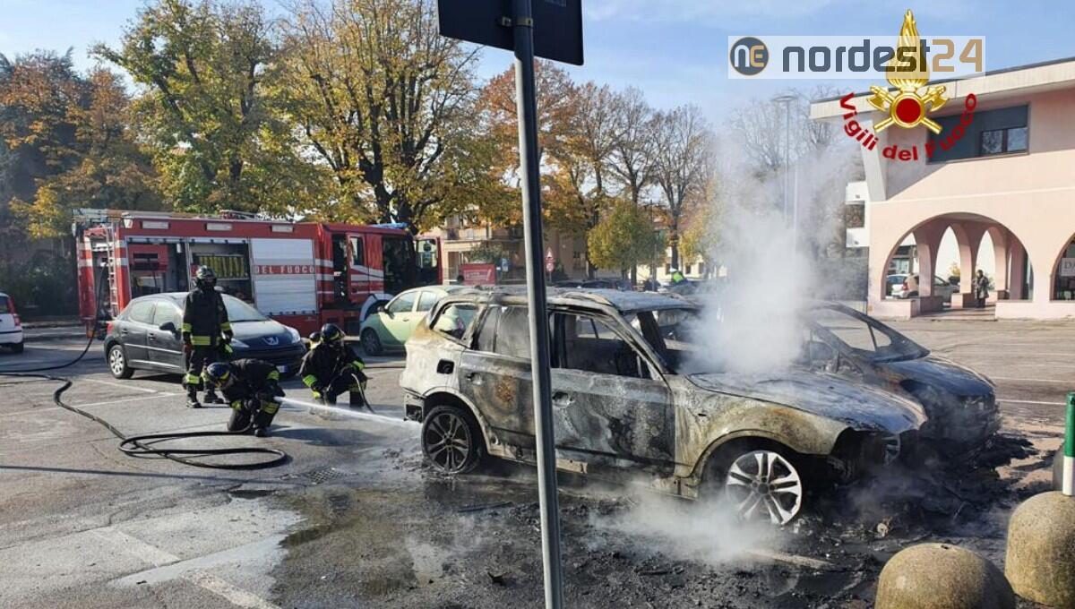 Bruciano due auto in piazza: completamente distrutte - 
