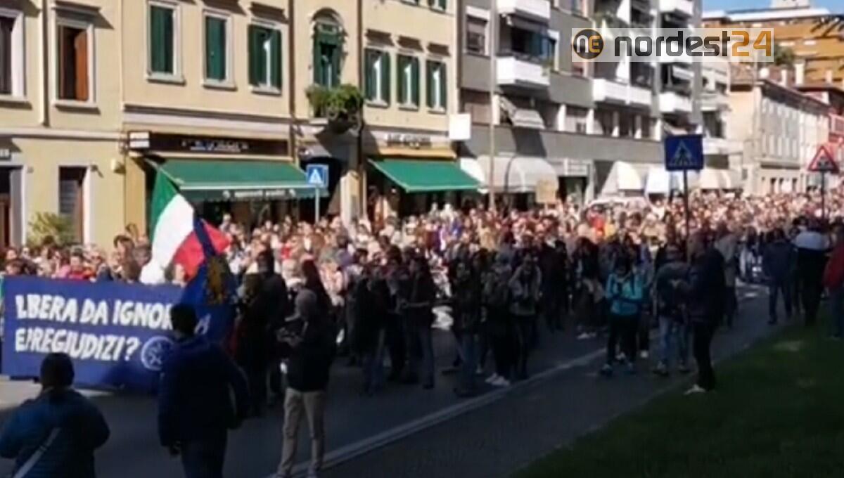Proteste, corteo a Udine: "Il Green pass danneggia tutti" - 