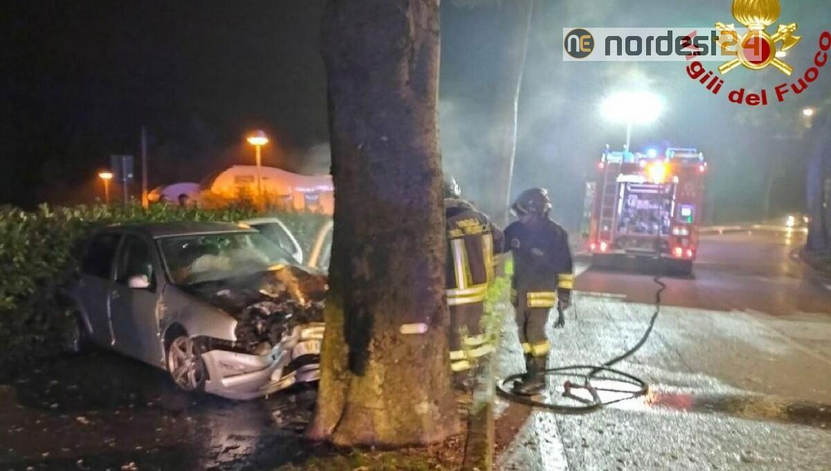 Spilimbergo. Schianto contro l'albero, poi l'incendio: illeso - 