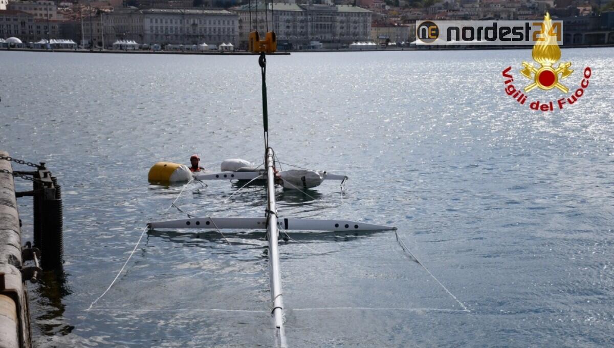 L'albero della barca si stacca e va in fondo al mare: recuperato dai pompieri - 