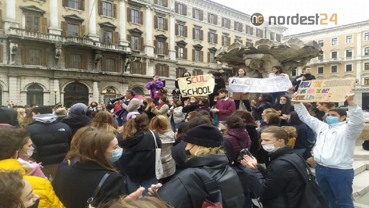 Trieste, scuola: precarietà dell'edificio, 600 studenti in piazza per protesta - 