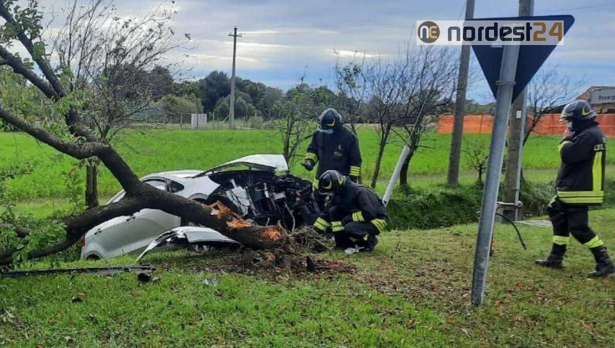 Incidente a Porcia: auto si schianta contro un albero - 