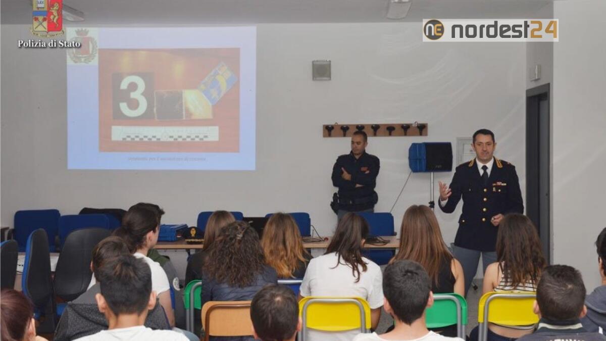Giornata Mondiale degli Insegnanti: la Polizia di Stato incontra gli studenti delle scuole elementari in FVG - 