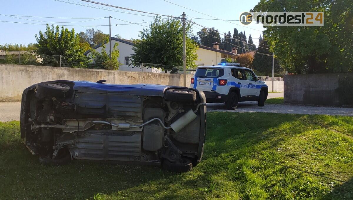 Sbanda, si schianta contro un palo e si ribalta: illeso 21enne - 