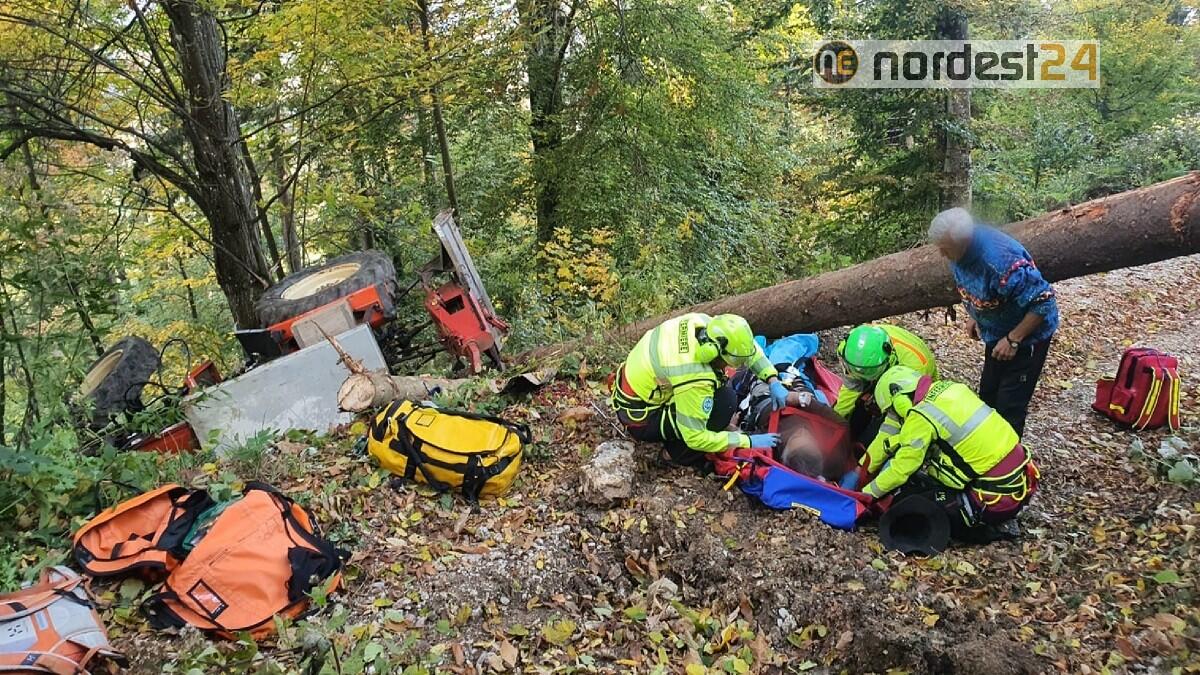 Si rovescia con il trattore nel bosco: soccorso un 80enne rimasto ferito - 