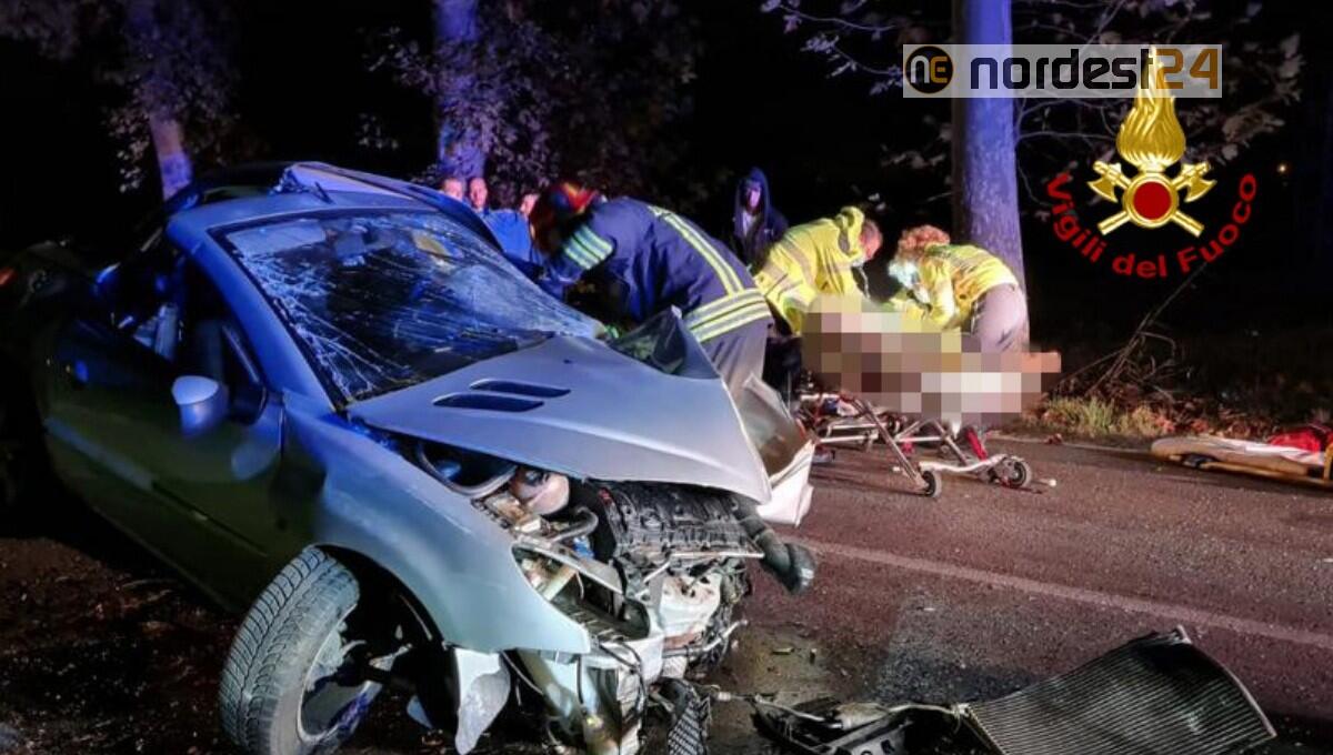 Schianto contro il platano: estratto un uomo dalle lamiere dell'auto - 
