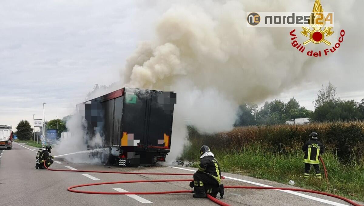 A fuoco un camion carico di latte: lunghe operazioni di spegnimento - 