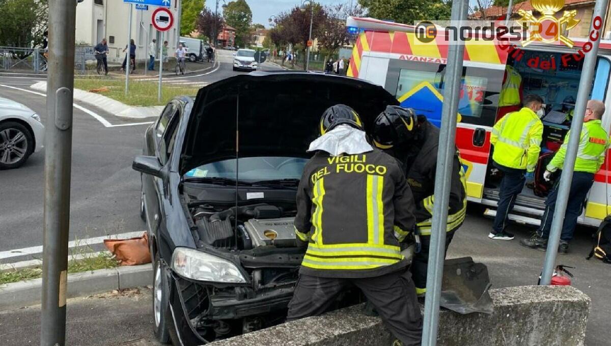 Malore alla guida: anziano finisce contro un muretto a Cecchini di Pasiano - 
