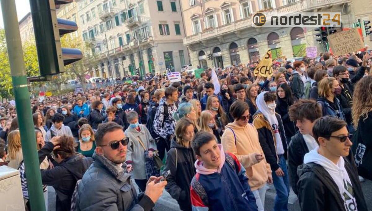 Scuola, mille studenti in piazza a Trieste contro edilizia - 