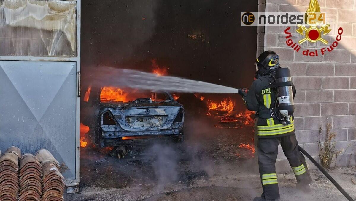 A fuoco un'auto in un capannone a Sacile - 
